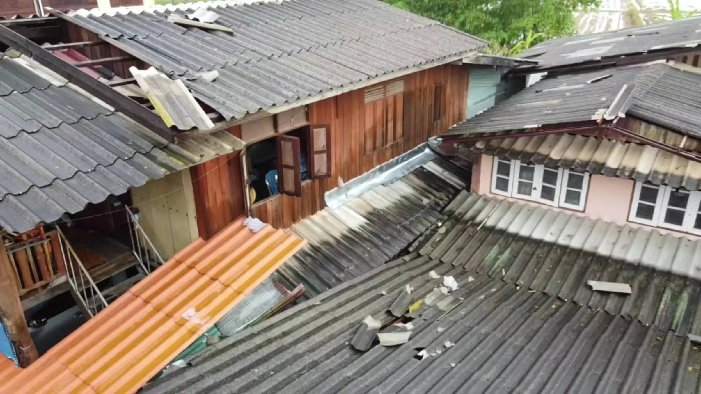 พายุฤดูร้อนถล่ม พะเยา บ้านเรือนเสียหาย ป้ายจราจรพังยับ
