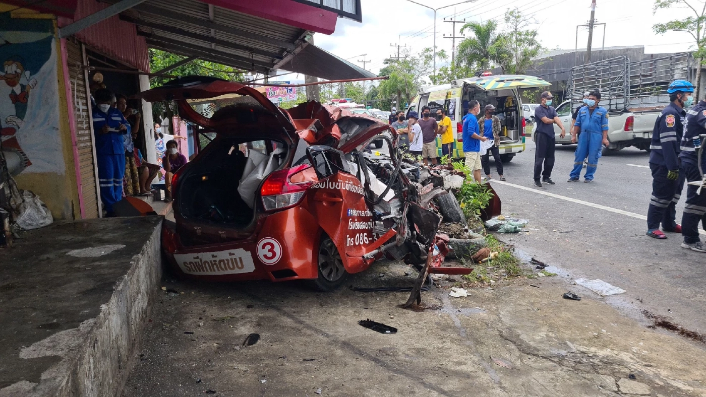 วินาทีอุบัติเหตุชน 3 คันรวด