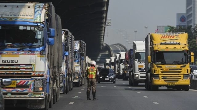 "ทัพสิบล้อ" ประกาศขึ้นค่าขนส่งพร้อมกันทั่วประเทศ 1 พ.ค.นี้