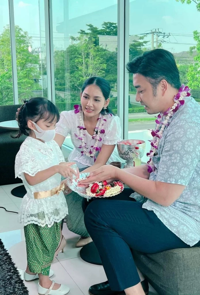 เจมส์ เรืองศักดิ์ ควงคู่ ภรรยา อวยพรวันสงกรานต์ส่งความสุขให้คนไทย