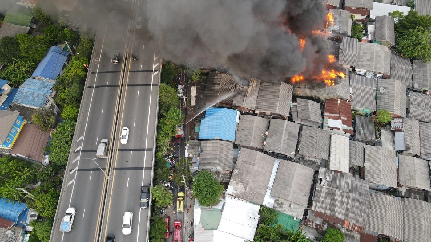 ด่วน ! ไฟไหม้ชุมชนหลังวัดสารอด ย่านสุขสวัสดิ์ เร่งควบคุมเพลิง