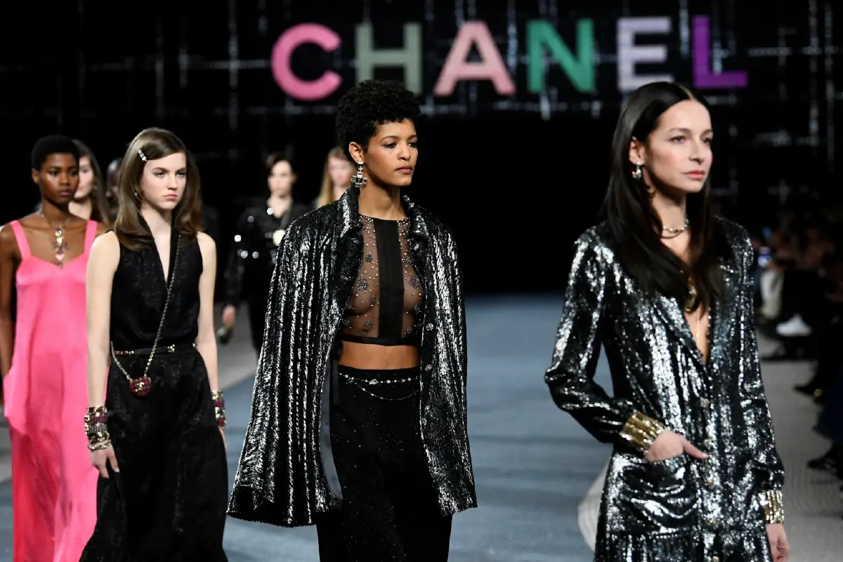 Chanel ไม่ขายสินค้าให้คนรัสเซียแม้จะอยู่ในต่างประเทศ