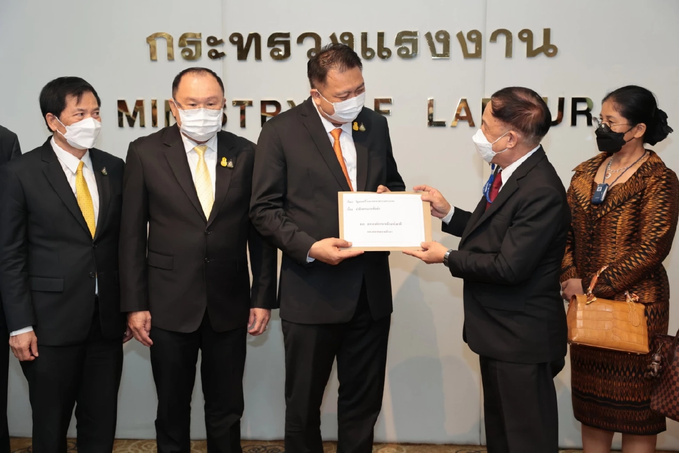 สภาองค์การนายจ้างฯ ยื่นหนังสือ รมว.สุชาติ ไม่เห็นด้วยขึ้นค่าแรง 492 บาท