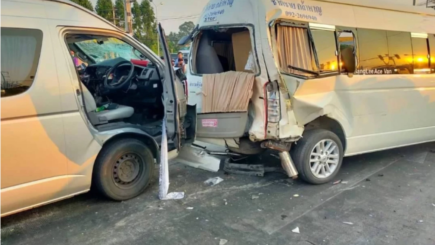 ด่วน เกิดเหตุรถชนสนั่นกลางแยกลพบุรี เบื้องต้นบาดเจ็บ 21 ราย