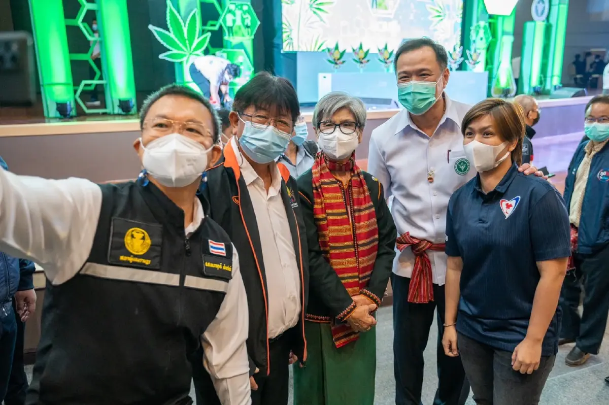 จับตา 3 ส.ส.เพื่อไทยพบ"อนุทิน" อดีต ส.ส.เพื่อไทย สวมเสื้อภูมิใจไทย มาต้อนรับ