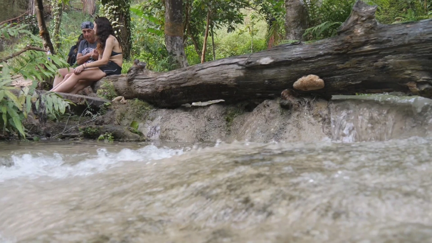 ชาวเชียงใหม่นับพันแห่เล่นน้ำตกช่วงสงกรานต์