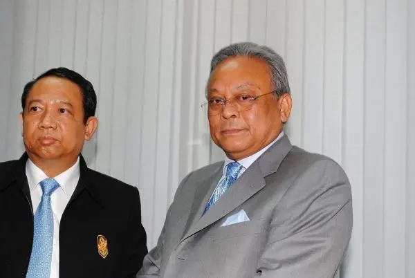 นายธาริต เพ็งดิษฐ์ - นายสุเทพ เทือกสุบรรณ