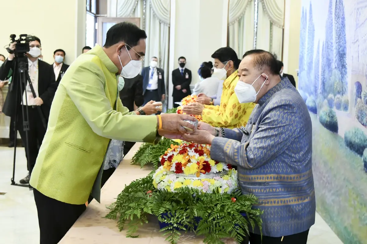 "นายกฯ" นำ ครม.ทำบุญสงกรานต์ ซาบซึ้งช่วยทำงานพัฒนาประเทศ