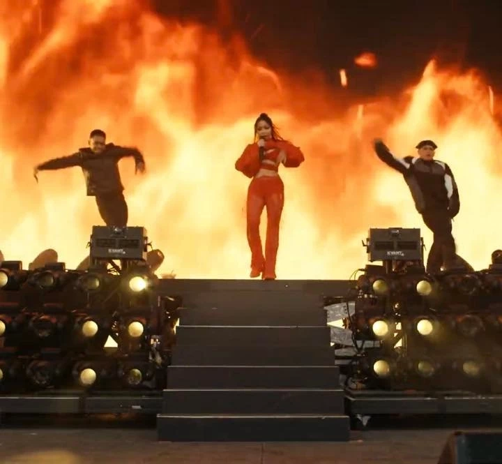 สุดปัง! "มิลลิ" โชว์กิน "ข้าวเหนียวมะม่วง" ร้องเพลงบนเวที Coachella