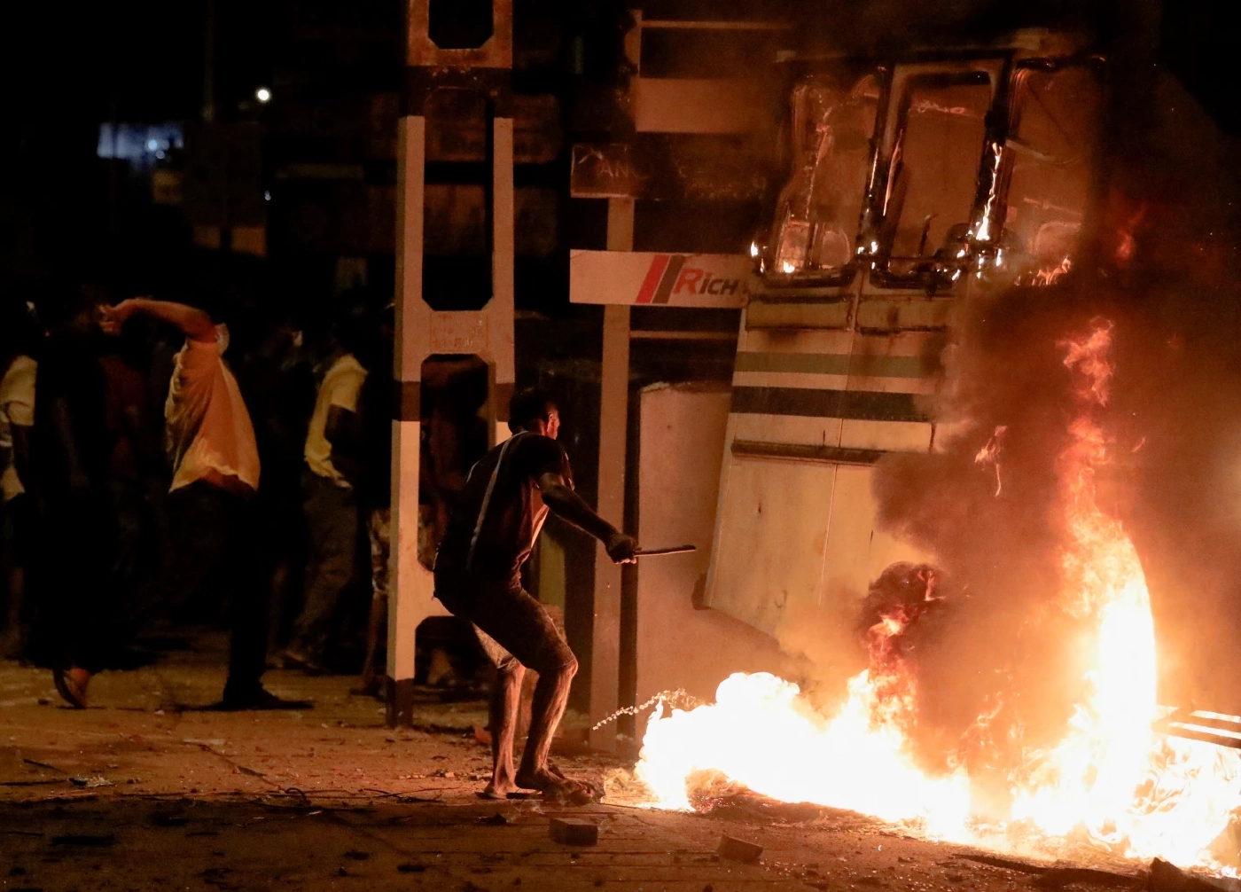 ชาวศรีลังกาเดือดบุกบ้านพัก ปธน. ประท้วงวิกฤต ศก.