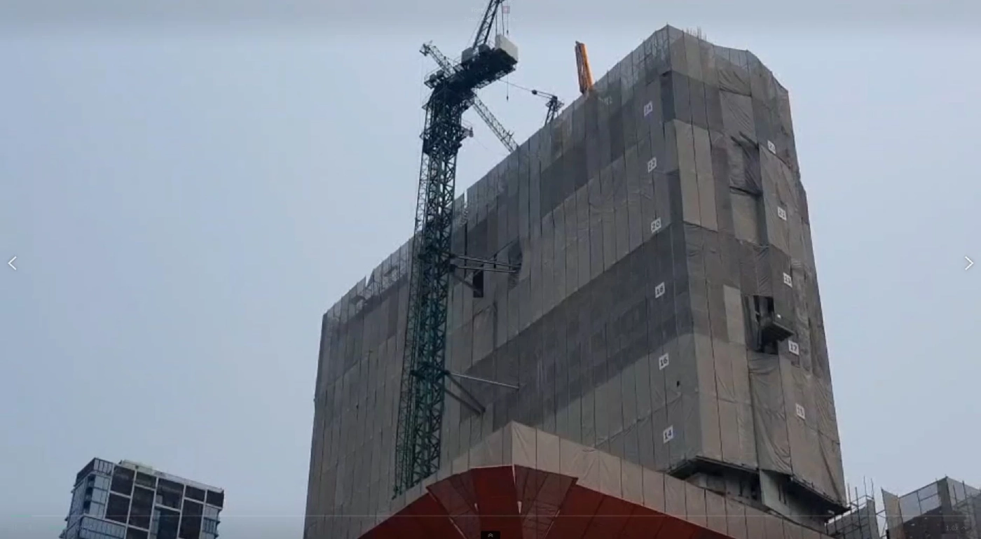 ระทึกกลางกรุง เครนสูง 20 เมตรหักกลางหลังคาห้างดัง ย่านราชประสงค์ หลังบรรทุกน้ำหนักเกิน