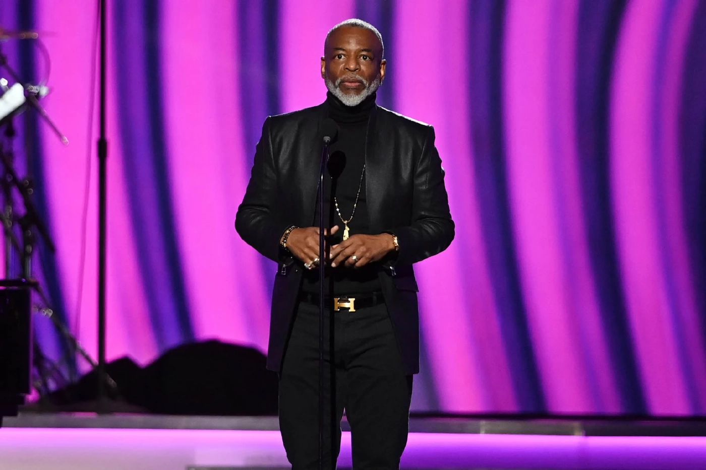 แซะเจ็บ! ดาวตลกสวมหมวกกันน็อกขึ้นเวที "แกรมมี่" ล้อเหตุการณ์ "วิล สมิธ" ตบหน้า  