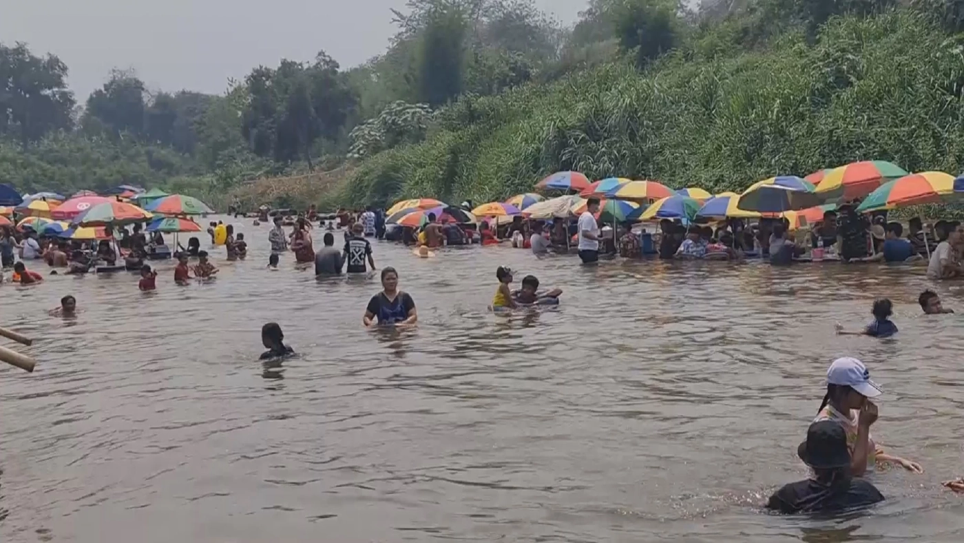 ชาวเชียงใหม่คลายร้อนลงเล่นน้ำในแม่ปิง
