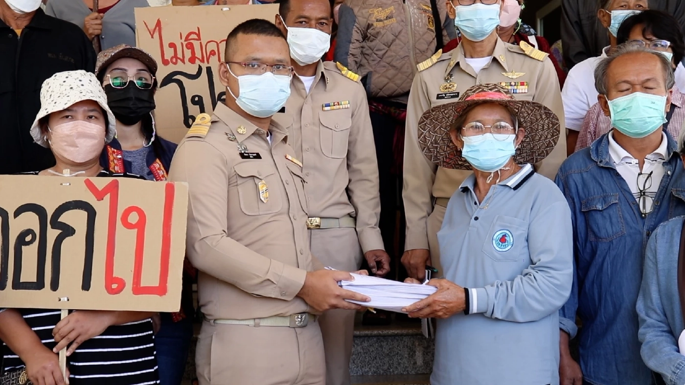 ชาวบ้านนับร้อยไม่ทนแล้ว ถือป้ายไล่ผญบ.ที่หน้าศาลากลางขอนแก่น