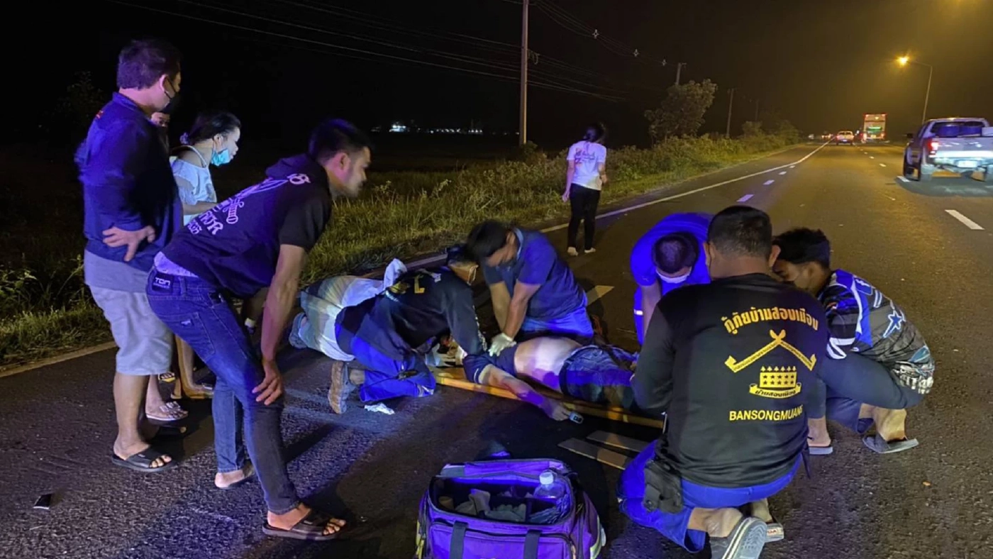 หนุ่มขับกระบะรถเสียระหว่างทางลงไปเช็คขณะเดินกลับขึ้นรถถูกเก๋งพุ่งชนดับ