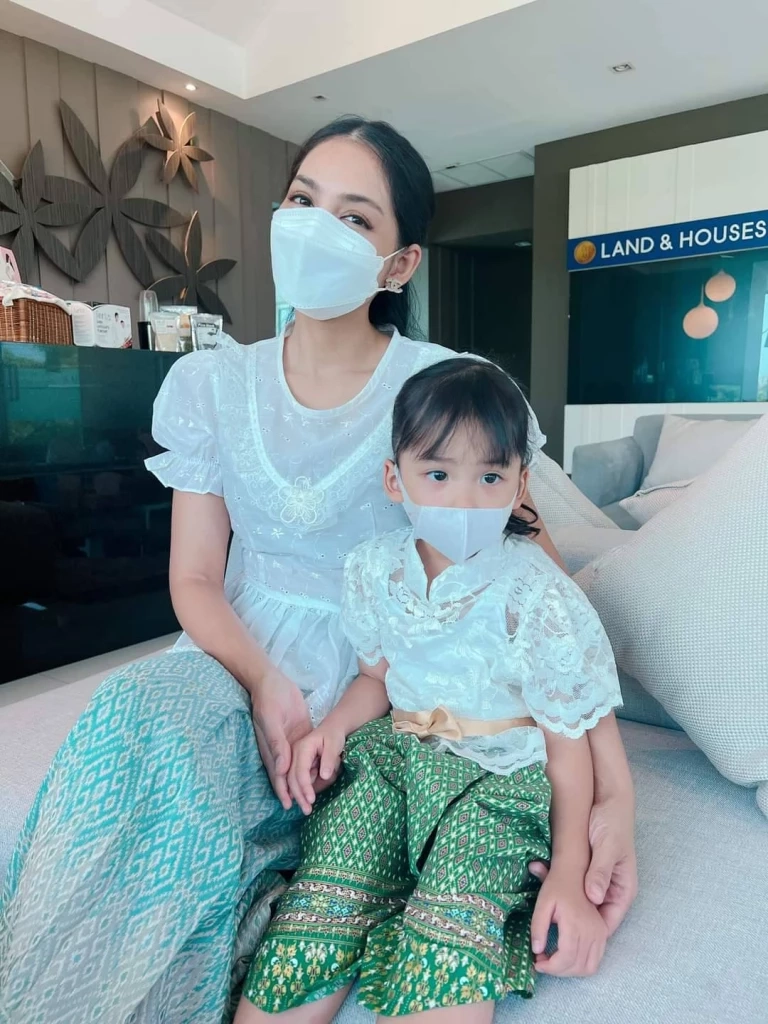 เจมส์ เรืองศักดิ์ ควงคู่ ภรรยา อวยพรวันสงกรานต์ส่งความสุขให้คนไทย