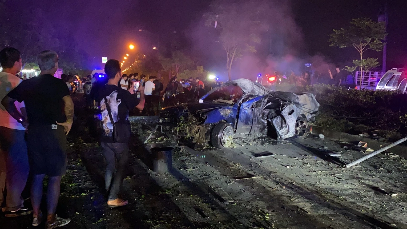 หนุ่มซิ่งรถเก๋งเสียหลักชนเละ ไฟลุกท่วมบาดเจ็บหนัก