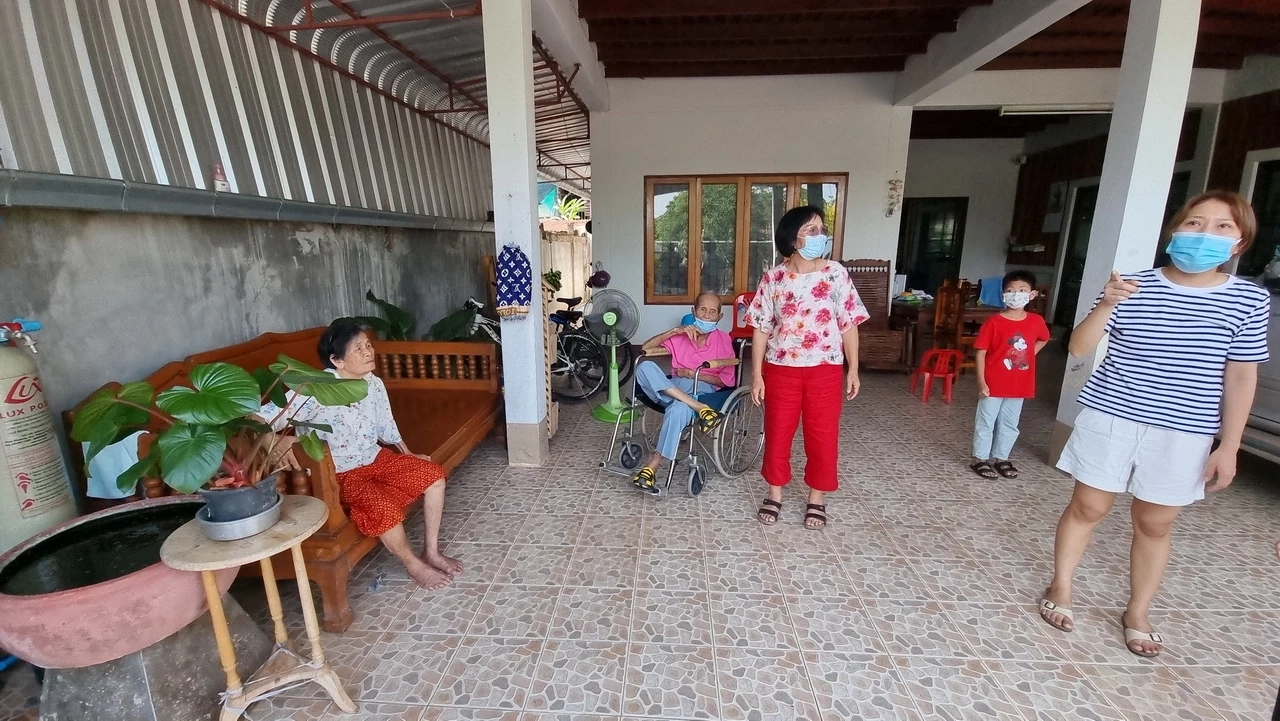 เบรกแตก! สิบล้อโม่ปูนพุ่งชนตึก 2 ชั้นพังยับ