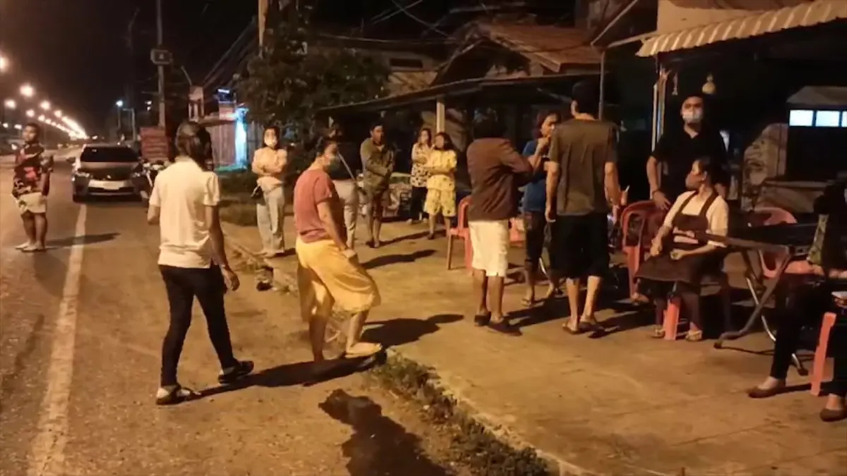 กระโดดหนีวุ่น เก๋งเสียหลักพุ่งชนร้านก๋วยเตี๋ยวพังยับ