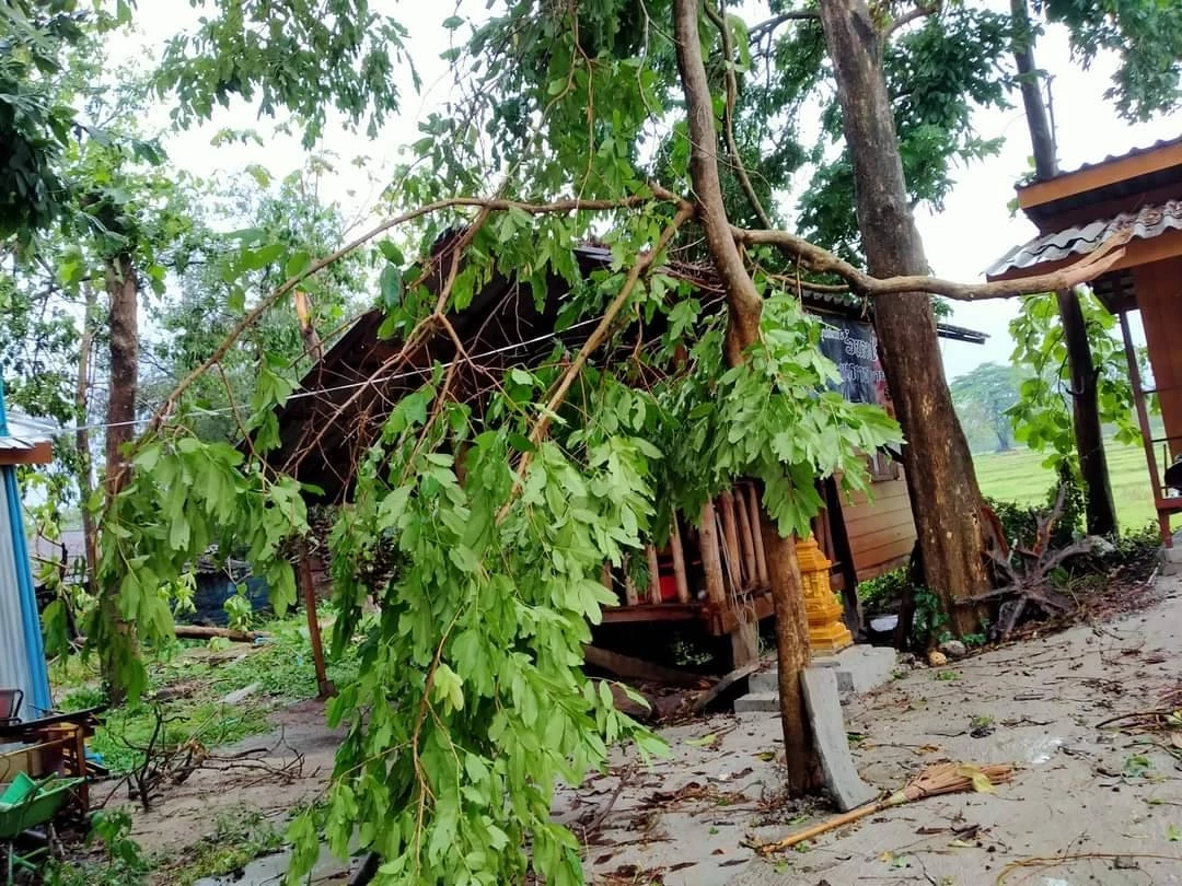 พายุฤดูร้อนถล่ม พะเยา บ้านเรือนเสียหาย ป้ายจราจรพังยับ