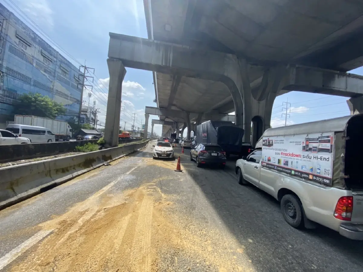 รถติดหนักมากหลังรถบรรทุกชนรถเทรลเลอร์บนถนนเทพรัตนขาออก