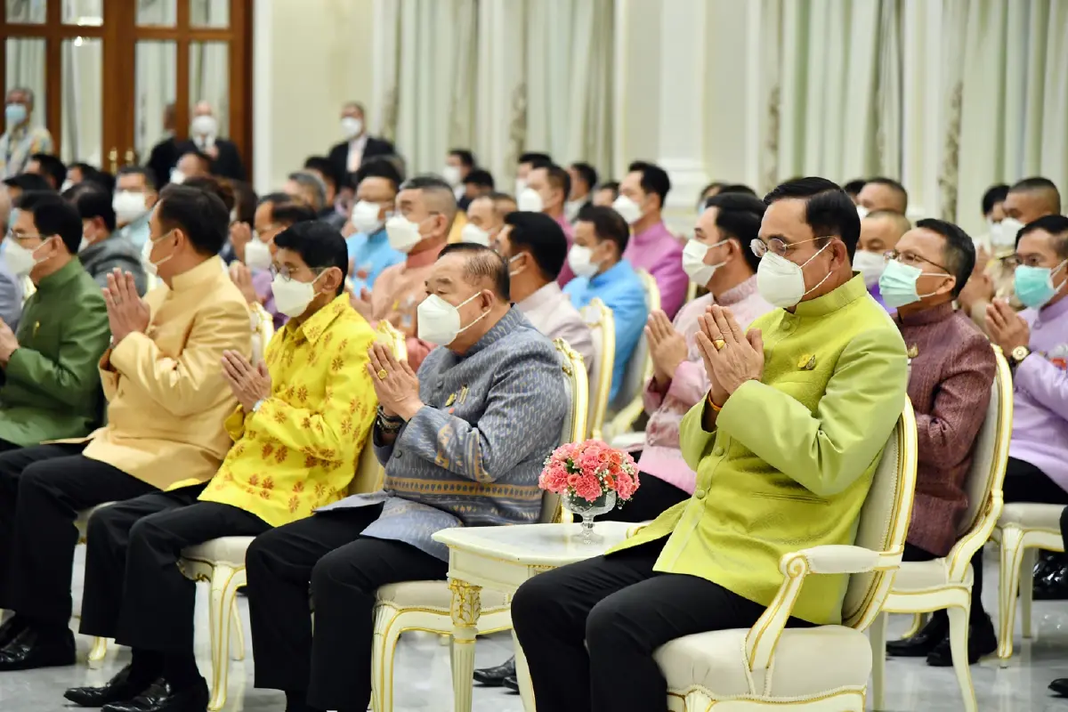 "นายกฯ" นำ ครม.ทำบุญสงกรานต์ ซาบซึ้งช่วยทำงานพัฒนาประเทศ