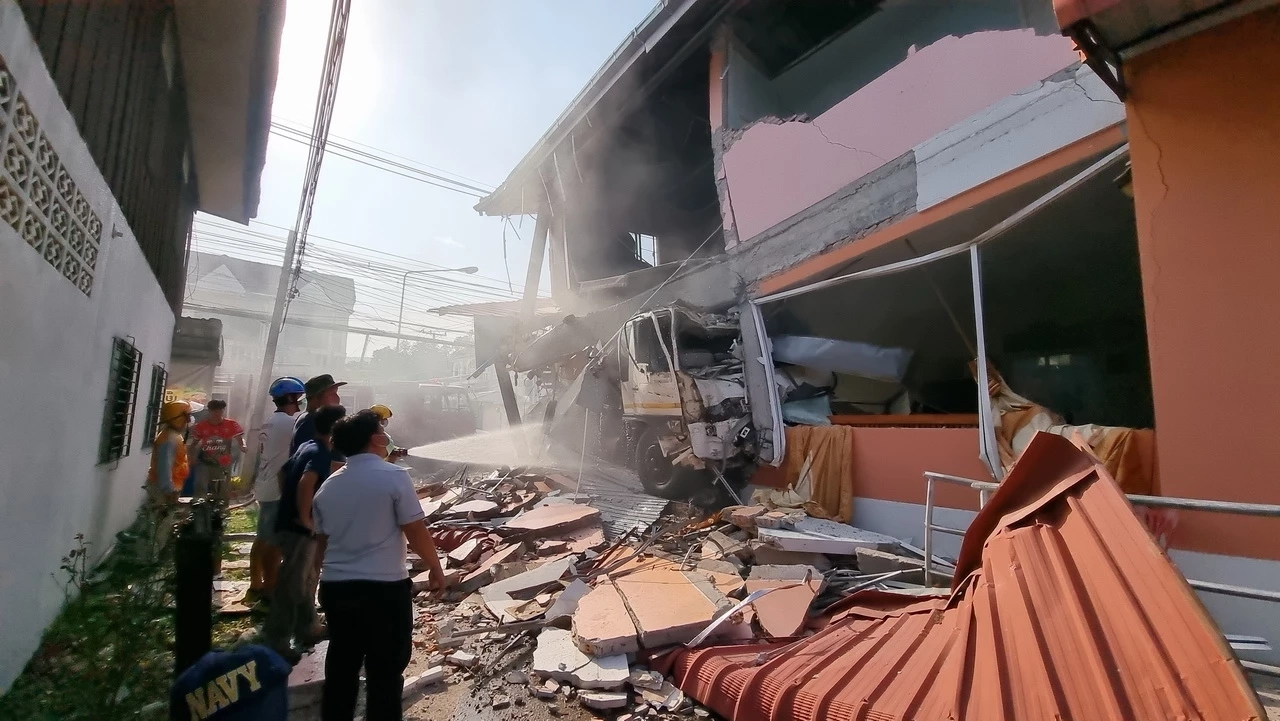 เบรกแตก! สิบล้อโม่ปูนพุ่งชนตึก 2 ชั้น พังยับ