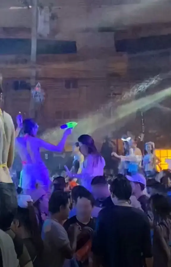 ผงะ! ร้านเหล้าจัดปาร์ตี้สงกรานต์ "เล่นน้ำ" จัดเต็มไม่กลัวโควิดระบาด