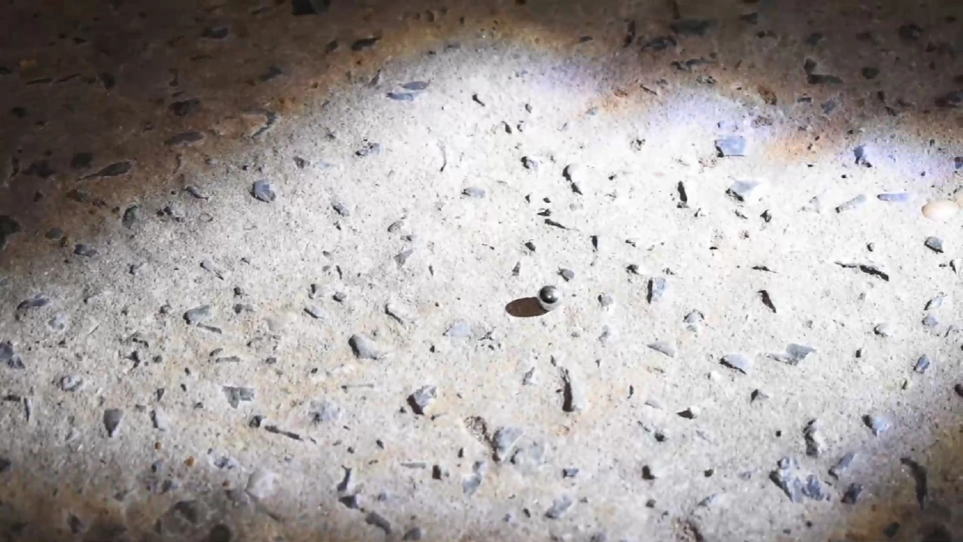 ผงะ! “กระสุนปริศนา” ยิงใส่รถเก๋งหน้าร้านอาหาร