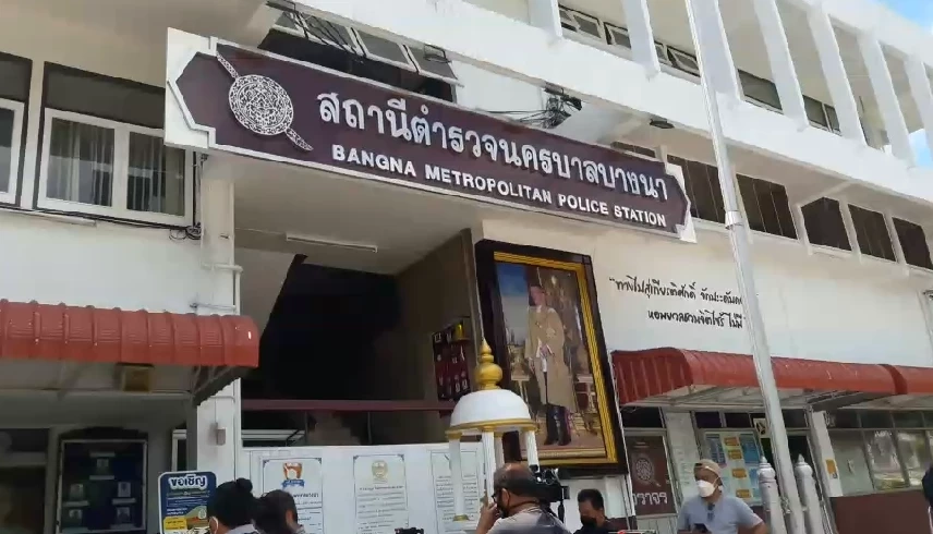 พ.ต.ต. แก๊งรีดเงินนักพนันออนไลน์ 4 แสน ย่องมอบตัว ก่อนชุลมุนอ้างขอไปศาลเอง