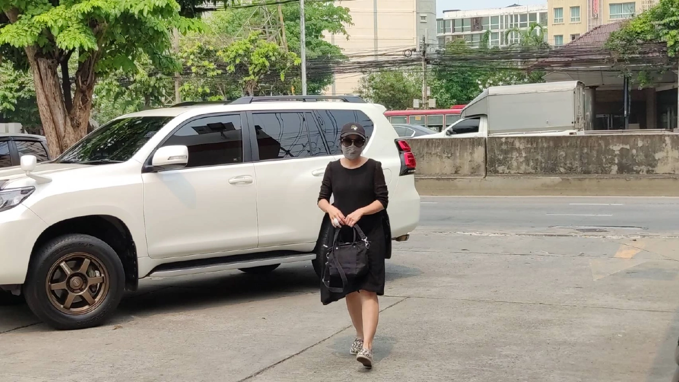 “ส.ส.ไผ่” พาเหยื่อสาว โร่แจ้งความเอาผิดสามีลูกอดีตอัยการซ้อม