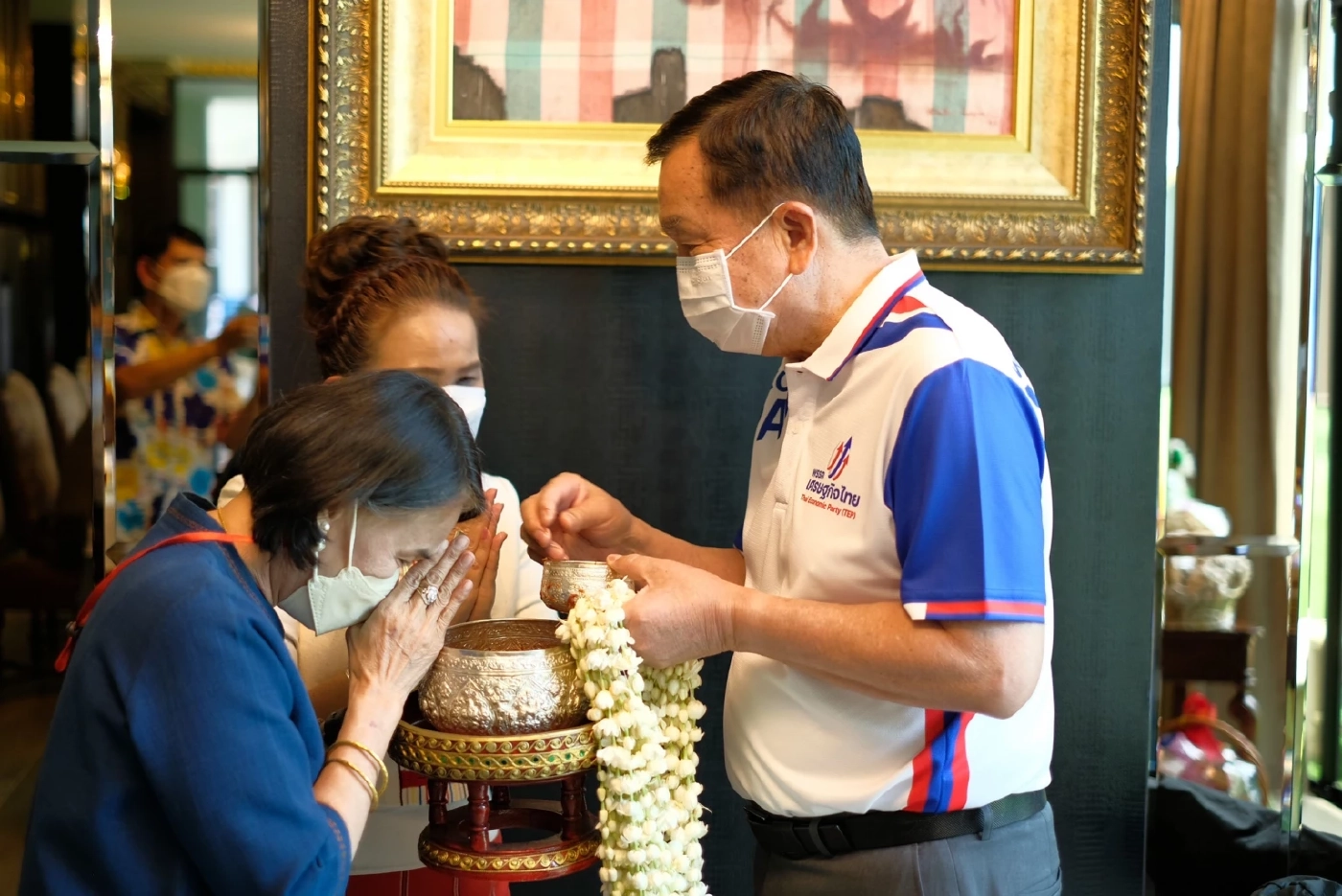 "บิ๊กน้อย"เปิดบ้านรดน้ำอวยพรชื่นมื่นย้ำส.ส.ทำงานเพื่อชาติต้องเสียสละ