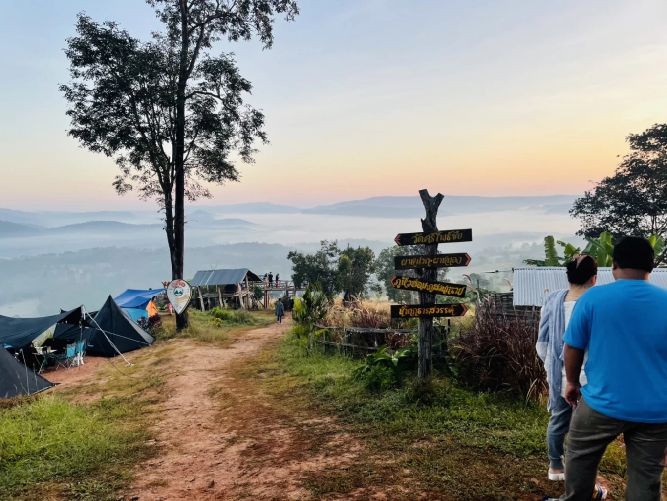 อุณหภูมิลดฮวบ นทท.เดินป่า ชมทะเลหมอก หน้าร้อนที่ภูค้อ