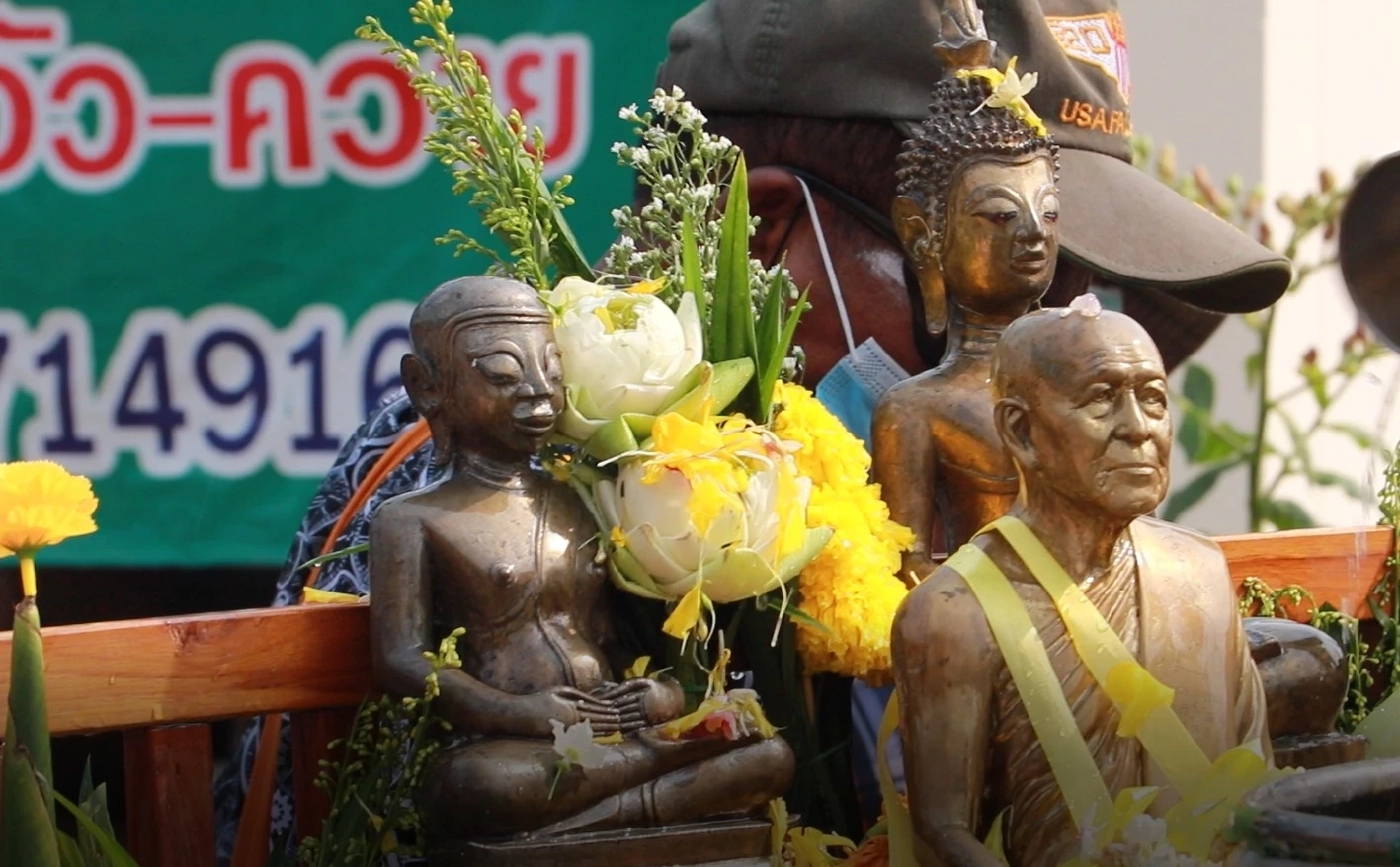 ชาวบ้านทุ่มแห่พระพุทธองค์กาส พระคู่บ้านคู่เมืองสรงน้ำวันสงกรานต์