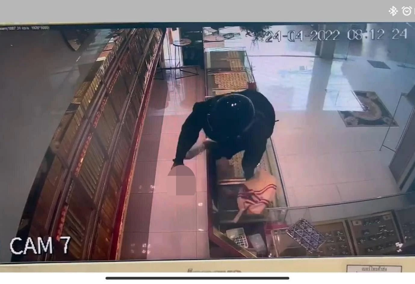 คนร้าย 2 คนบุกชิงทองกวาดไป 2 ถาด ตำรวจตามสกัด