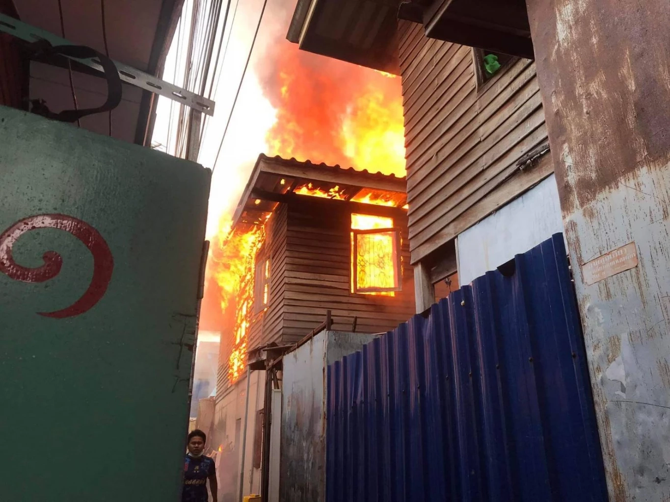 ด่วน ! มูลนิธิร่วมกตัญญู รับแจ้งเหตุ ไฟไหม้บ้านเรือนประชาชน ภายในซอยสุขสวัสดิ์ 38 หลังวัดสารอด
