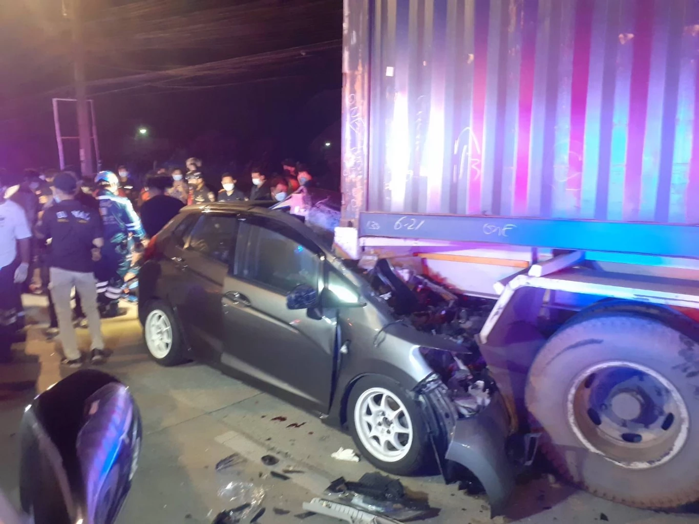 สลด! เก๋งซิ่งชนท้ายรถบรรทุกตู้คอนเทนเนอร์ดับ 1 ราย 