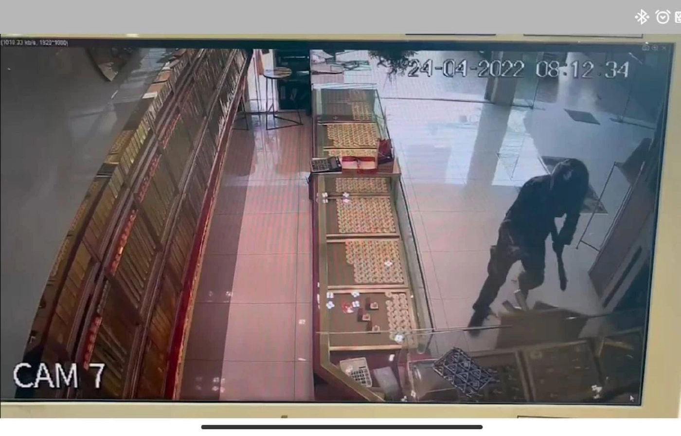 คนร้าย 2 คนบุกชิงทองกวาดไป 2 ถาด ตำรวจตามสกัด