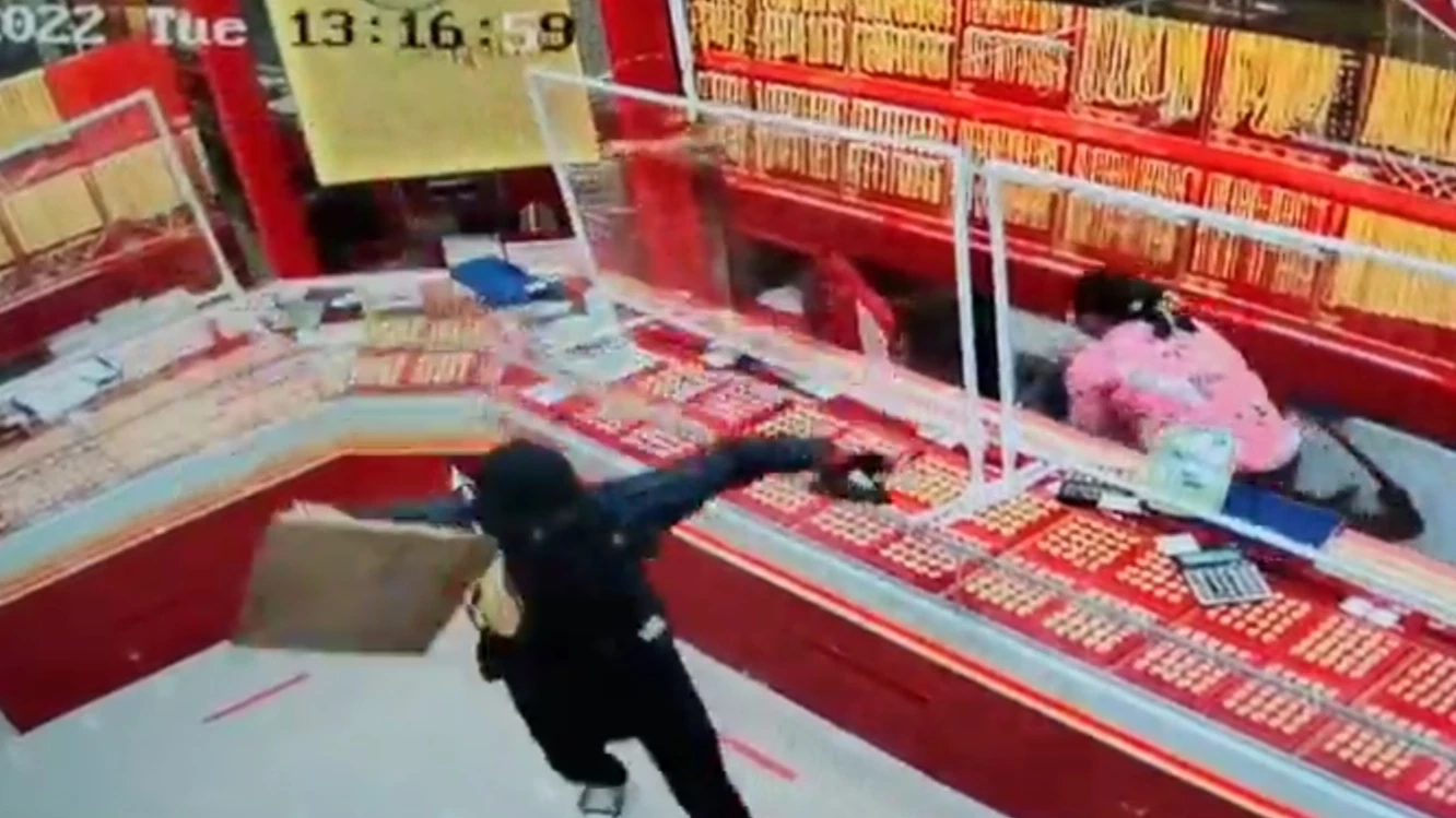 ด่วน ! คนร้ายบุกเดี่ยวชิงทองคำในร้านทองเยาวราชในห้างโลตัส 1 โคราช