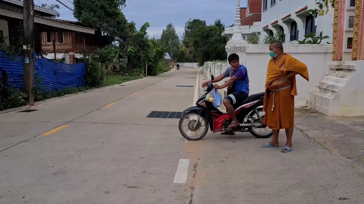 ผู้ต้องสงสัยยิง 2 หนุ่มงานบุญเข้าพบตำรวจพร้อมปืน