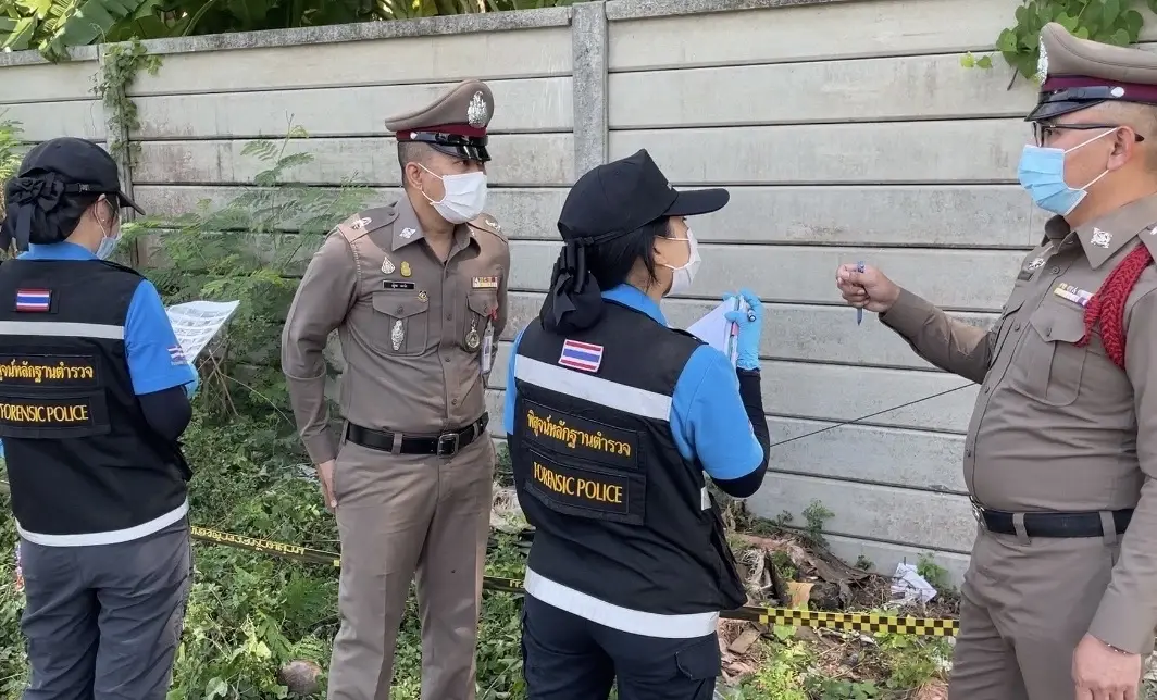 รถพุ่มพวงช็อก พบศพหนุ่มนิรนาม "ฆ่าปาดคอ" โผล่ริมกำแพง ย่านบางกรวย