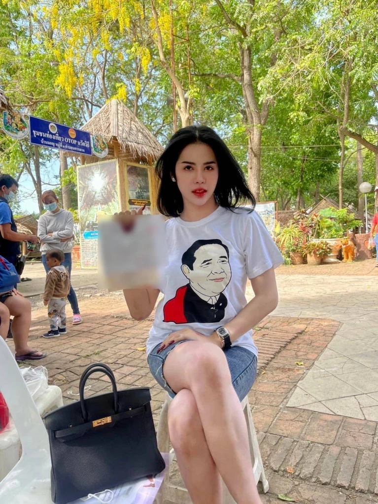 ดราม่า “นารา เครปกะเทย” ใส่เสื้อ “ลุงตู่”  ไปเกณฑ์ทหาร จนท.ไม่พอใจสั่งเปลี่ยน