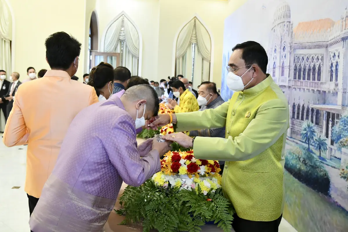 "นายกฯ" นำ ครม.ทำบุญสงกรานต์ ซาบซึ้งช่วยทำงานพัฒนาประเทศ