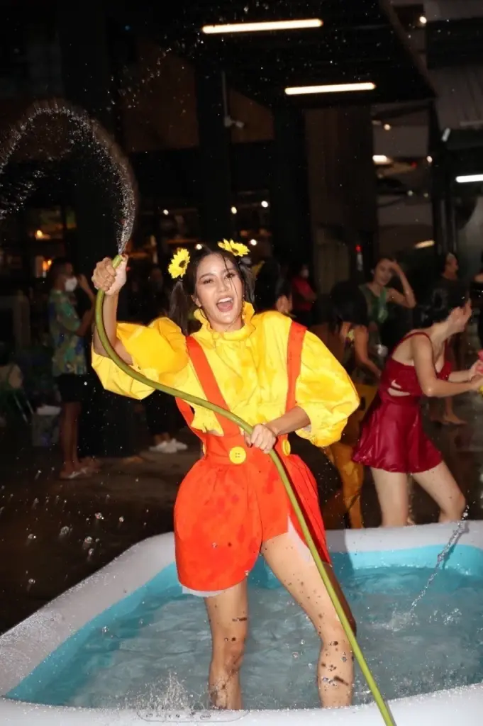 ก็สาดไปเลยสิคะ 77 สาวงาม "มิสแกรนด์" จัดเต็มชุดแซ่บเล่นน้ำสงกรานต์