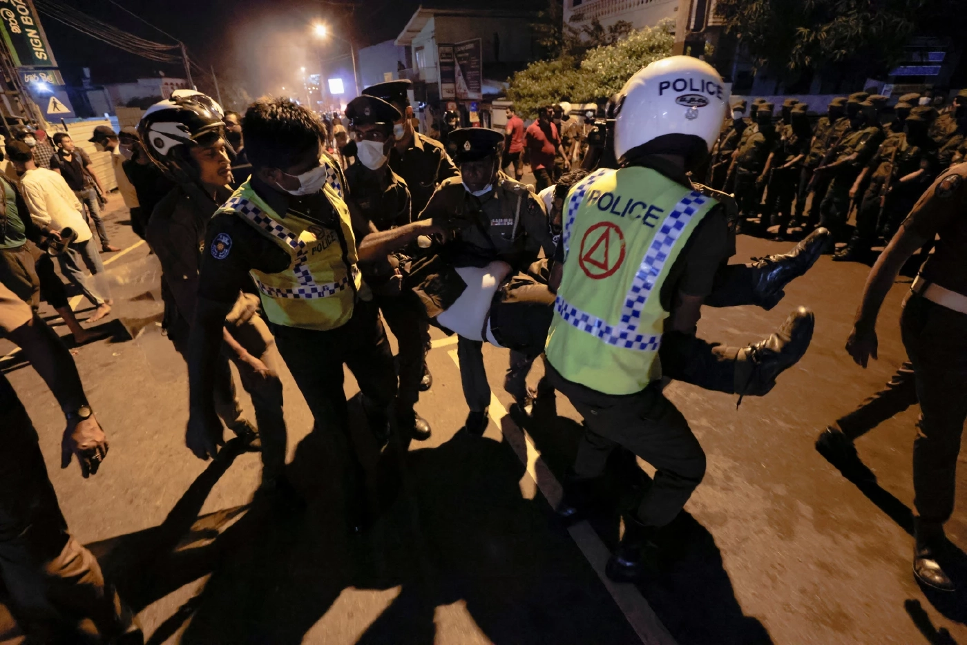 ชาวศรีลังกาเดือดบุกบ้านพัก ปธน. ประท้วงวิกฤต ศก.