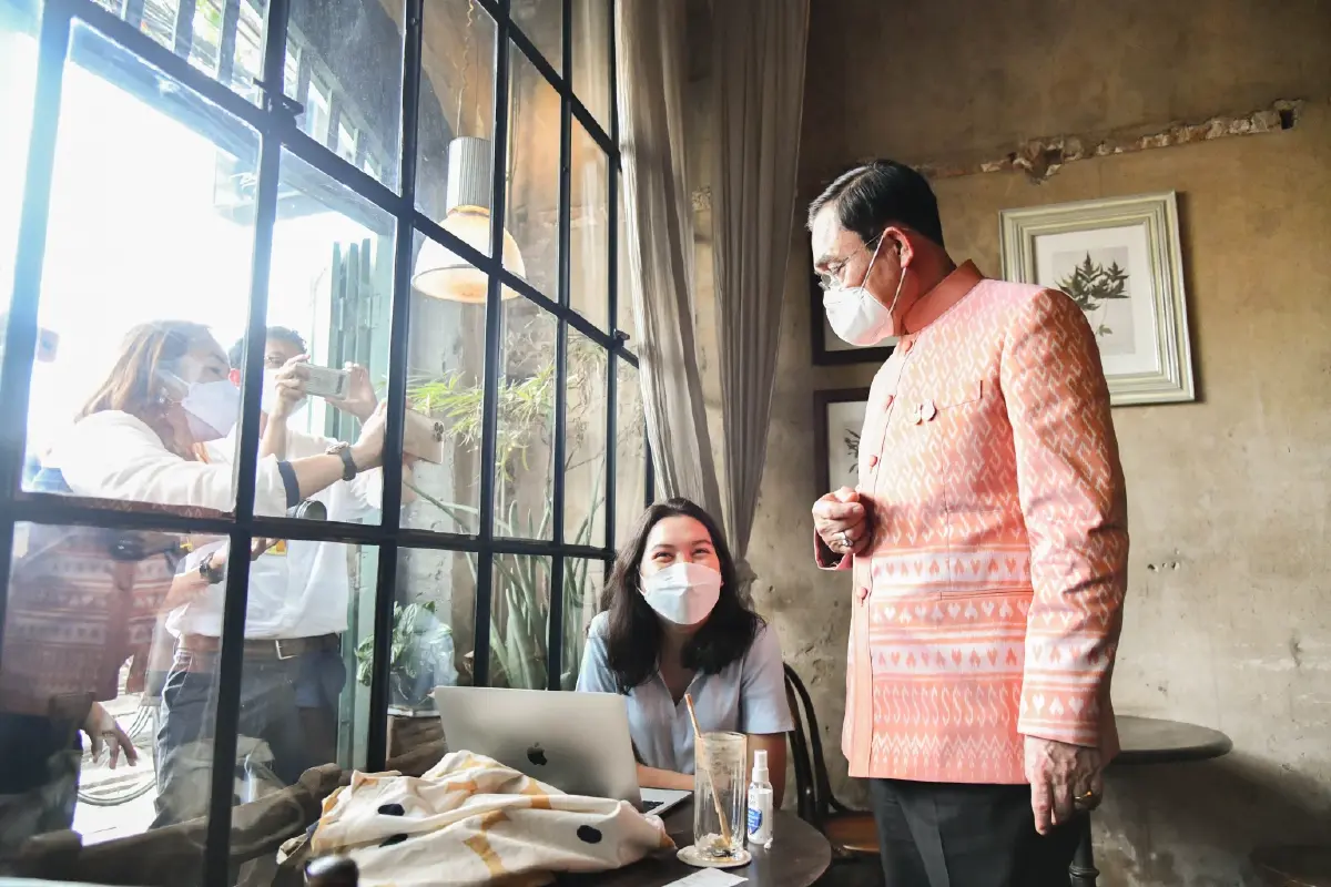 "บิ๊กตู่"ออนทัวร์ให้กำลังใจชาวบ้านรอบทำเนียบฯปัดมาหาเสียง
