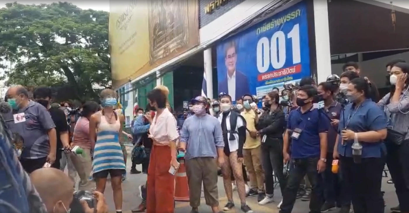 สามนิ้วบุกปชป.ทำกิจกรรมสีดาลุยไฟ แกนนำตัดหางปริญญ์ แนะเหยื่อออกมาให้หมด