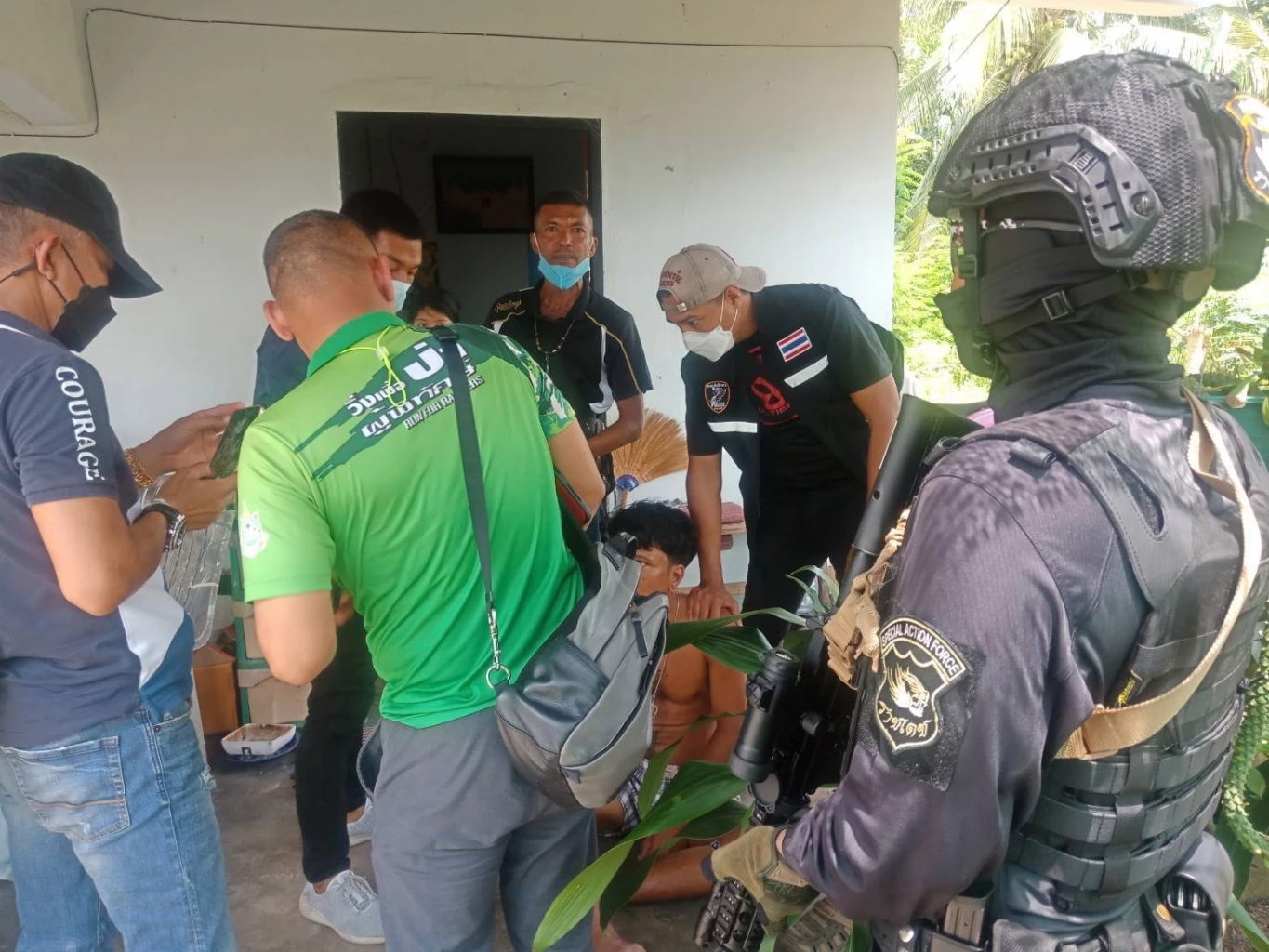 รวบ &quot;เด่น แสนชัย&quot; อดีตนักมวยดังตกอับ วิ่งราวทรัพย์ หนุ่มอังกฤษ