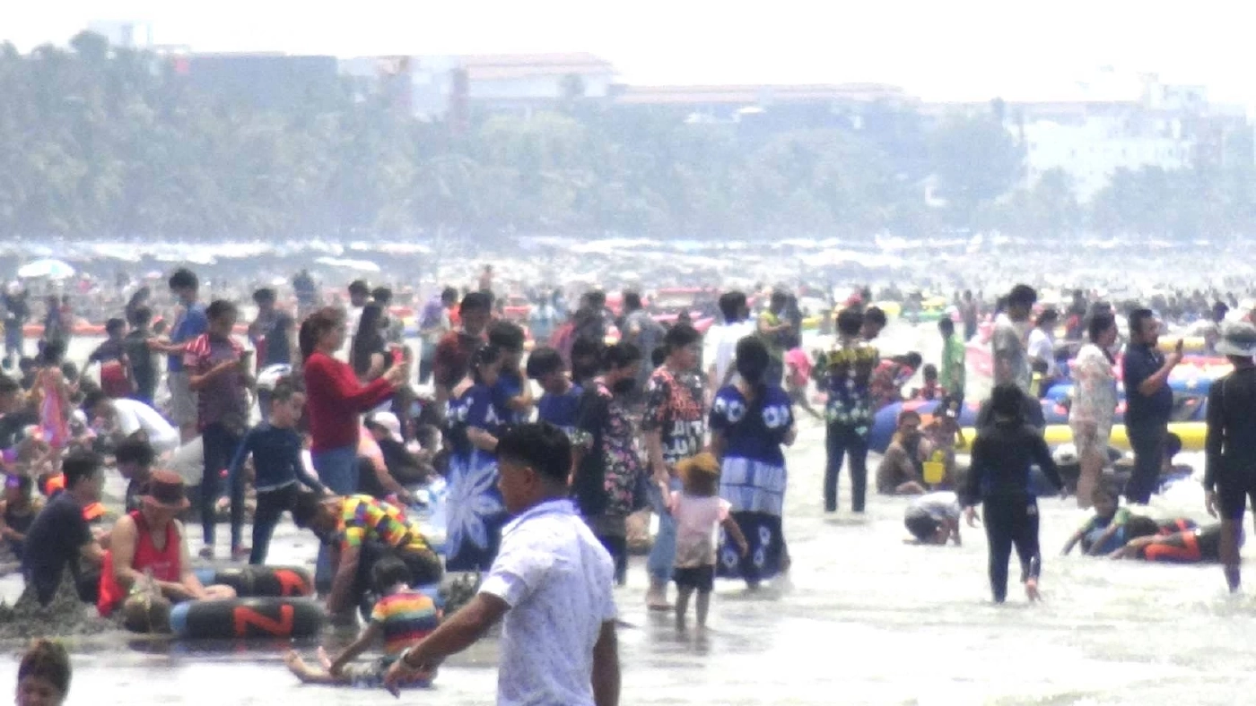“บางแสน” คึกคัก นทท.แห่เที่ยวช่วงสงกรานต์แน่นชายหาด