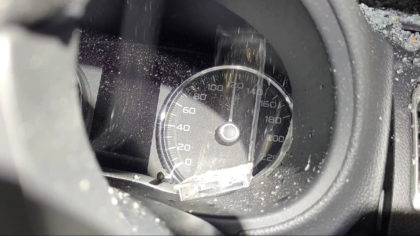 รอดตายปาฏิหาริย์  ! “หนุ่มใหญ่” ซิ่งปาเจโร่แหกโค้งชนเสาไมล์ค้าง 120 รถพังยับ